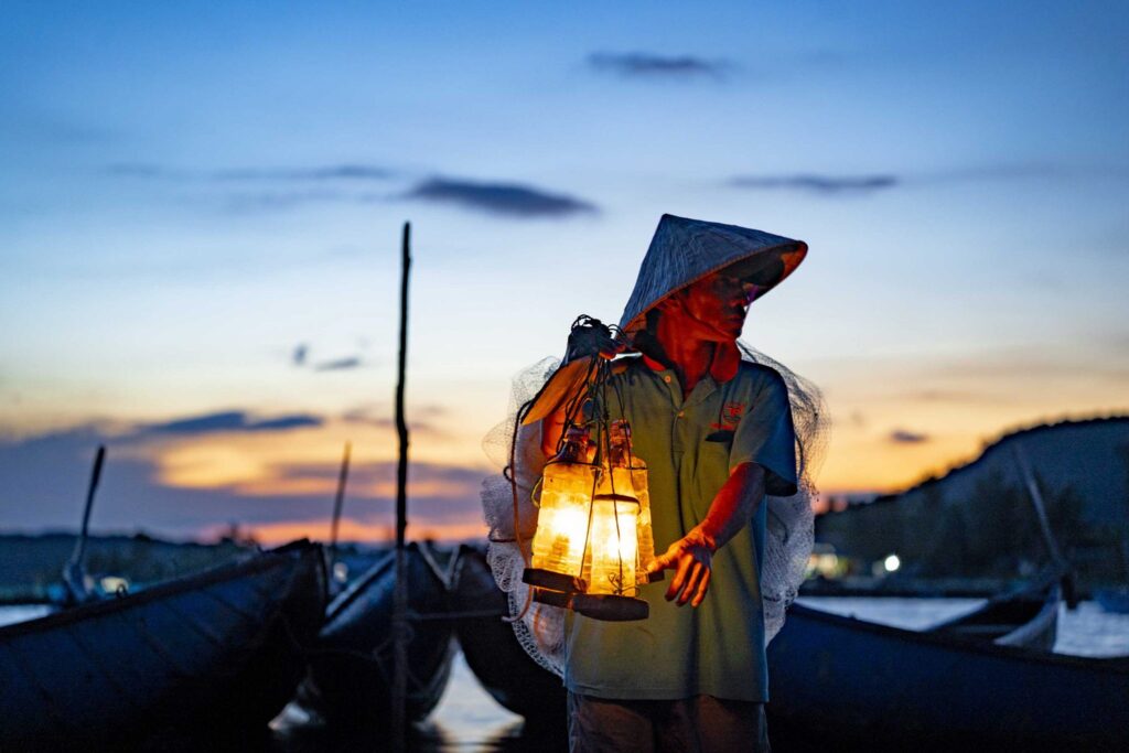 Người dân chuẩn bị ngư cụ, đèn dầu… để lên thuyền đánh bắt thủy, hải sản. Ảnh: Hoàng Lê